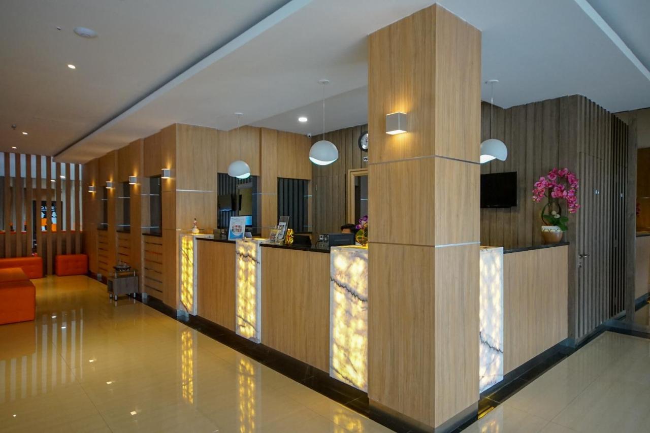 Oyo 344 Kr Hotel Palembang Zewnętrze zdjęcie