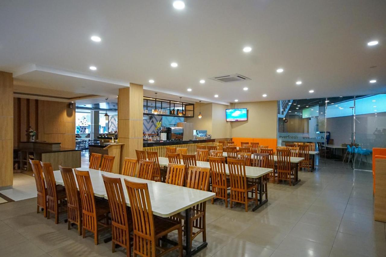 Oyo 344 Kr Hotel Palembang Zewnętrze zdjęcie