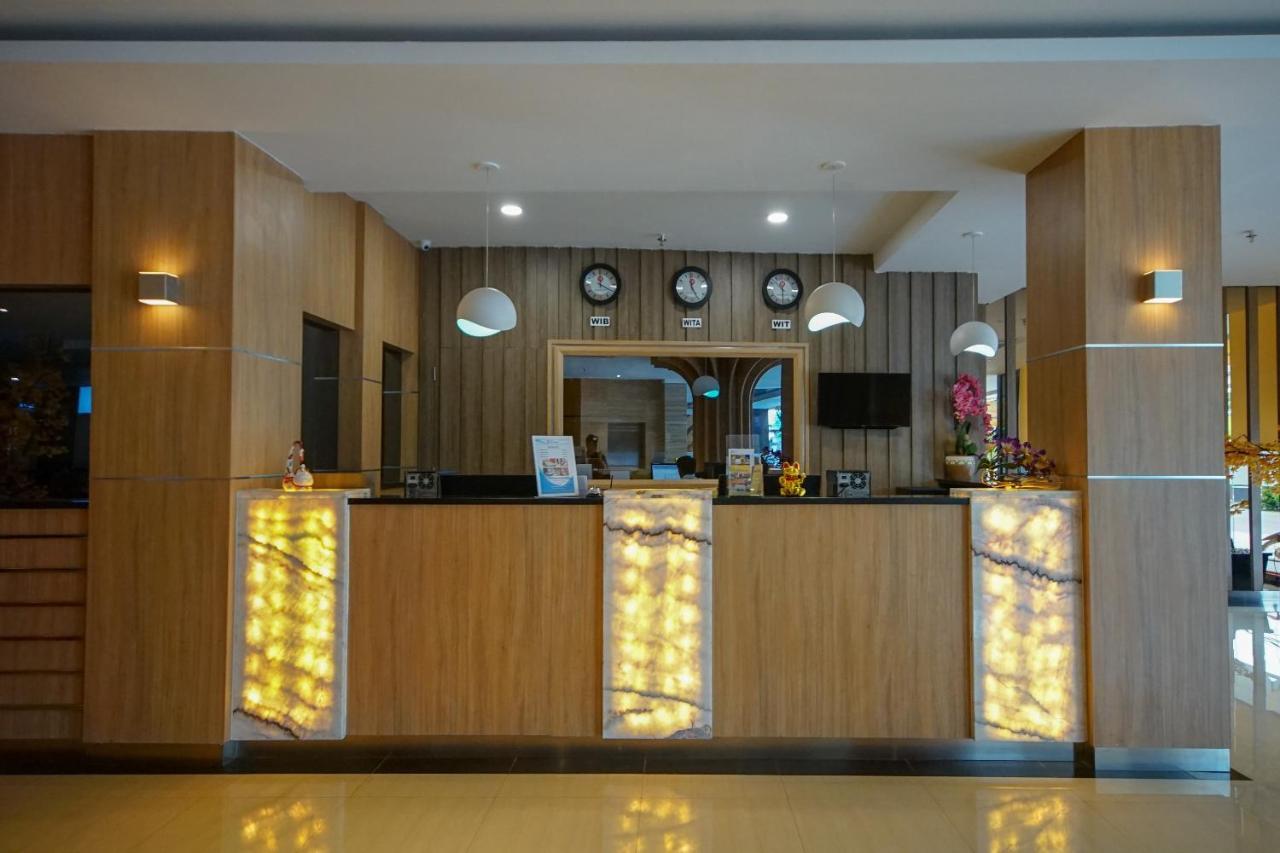 Oyo 344 Kr Hotel Palembang Zewnętrze zdjęcie