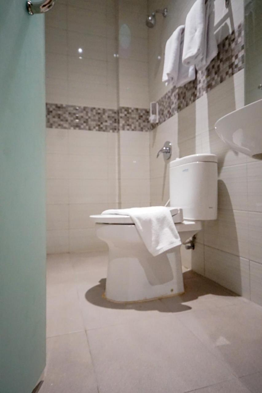 Oyo 344 Kr Hotel Palembang Zewnętrze zdjęcie
